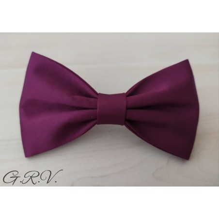 Raudonai violetinės spalvos peteliškė