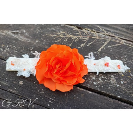 Gelsva galvajuostė su oranžine gėle