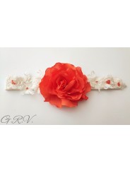 Gelsva galvajuostė su oranžine gėle