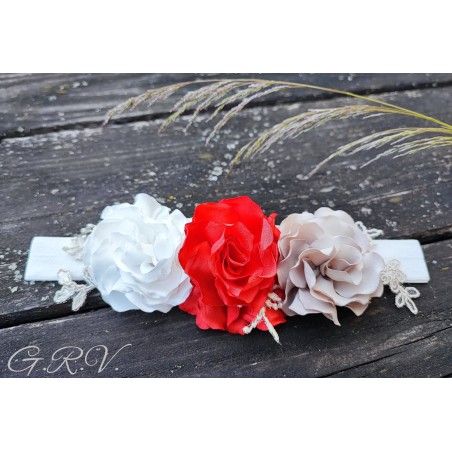 Rusvos, baltos ir raudonos spalvos gėlėmis dekoruota galvajuostė