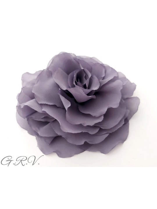 Pilkšvai violetinės spalvos gėlė - segė
