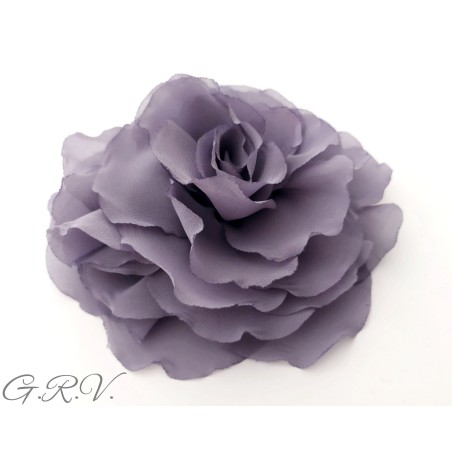 Pilkšvai violetinės spalvos gėlė - segė