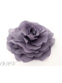 Pilkšvai violetinės spalvos gėlė - segė