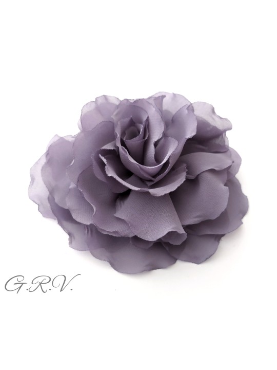 Pilkšvai violetinės spalvos gėlė - segė