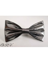 Blizgi, metalinio grafito spalvos peteliškė